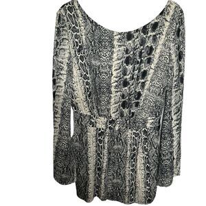 Aakaa Animal Snake Print Romper Size Medium
Includes lining. Has pockets!